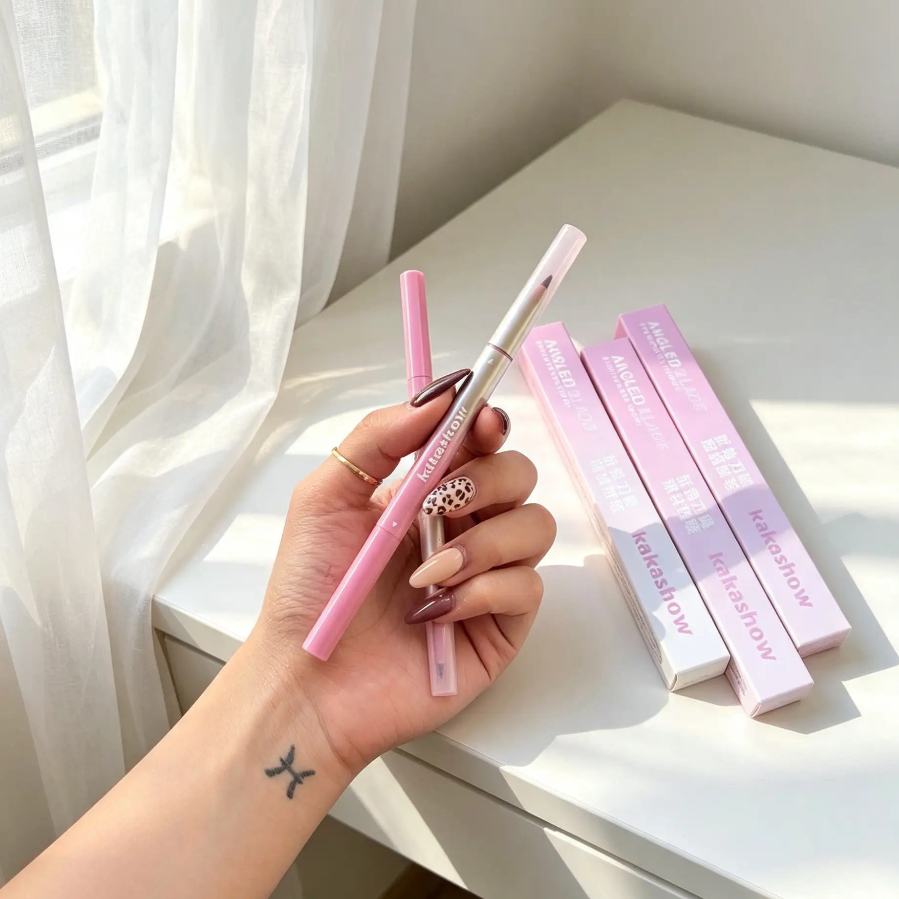 خط چشم براش دار چری و قهوه ای